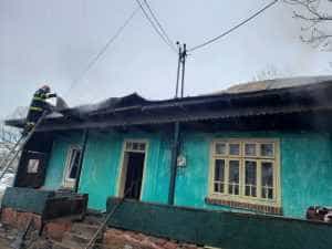 Sesizare de incendiu la o casă bătrânească din Argeș! Arde acoperișul! 1 incendiu casa