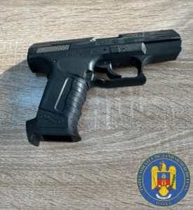 Un bărbat riscă 5 ani de închisoare! S-a dus la spital să se interneze, beat și cu un pistol într-o pungă 1 pistol barbat tulcea