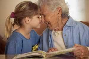 bunica copil - Bunicii care au grijă de nepoți ar putea primi 1.500 de lei de la stat!