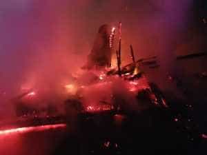 Argeș: Incendiu devastator la o cabană! A fost complet înghițită de flăcări! 1 incendiu - Argeș: Incendiu devastator la o cabană! A fost complet înghițită de flăcări!