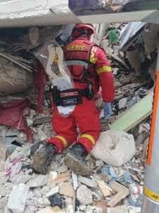 (Video) Imagini cu salvatorii români care scot un bărbat de sub dărâmături, în Turcia 1 salvatori romani in Turcia