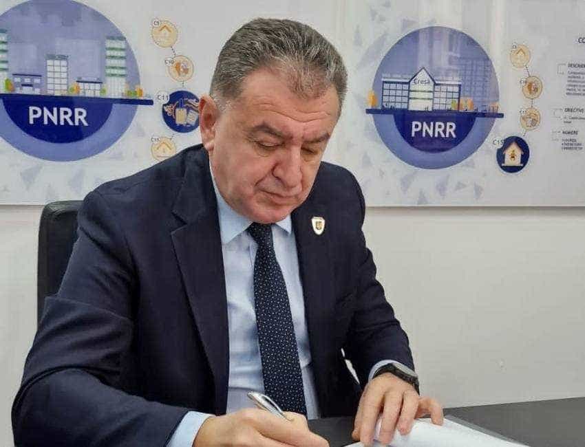cristian-gentea-2 cristian gentea 2 - Pitești - Au fost predate două dintre sălile de sport construite de municipalitate prin CNI