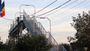 pasarela cabluri electrice.jpg. - Un minor care a căzut de pe o pasarelă pietonală pe cablurile electrice ale CFR - a fost electrocutat la 27.000 de volţi