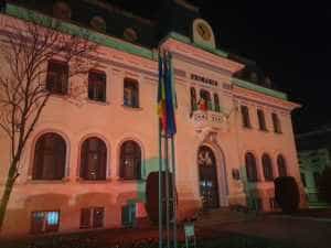 De Ziua Europeană a Numărului de Urgență 112. Primăria Municipiului Pitești a fost iluminată în roșu 1 Sursă foto: Facebook Cristian Gentea