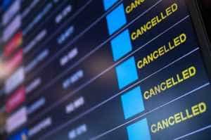 Peste 200 de români au fost umiliţi într-un aeroport din Portugalia! 3 zbor anulat Wizz Air