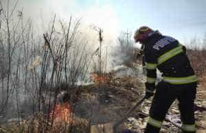 incendiu stefanesti - (VIDEO) Incendiu puternic pe o stradă din Ștefănești! Pericol de propagare