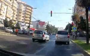 masina rosu - Șofer de 70 de ani, prins trecând pe roșu pe o stradă din Pitești