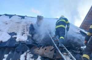 incendiu foc acoperis e1676478692756 - ACUM! O casă este înghițită de flăcări în Argeș!