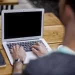 calculator laptop telefon - „Lista rușinii” cu românii care au datorii peste 1.200 de lei va apărea pe internet