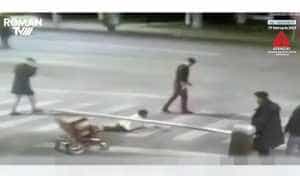 injughiat scaun cu rotile - Caz halucinant! Un tânăr în scaun cu rotile a fost înjunghiat în fața unei primării