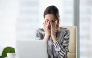 ochelari calculator e1676986327274 - Veste grea pentru români! Cum vor arăta facturile la gaz și energie de la 1 aprilie