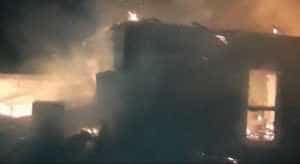 (VIDEO) Incendiu puternic în Argeș! O casă a ars în mijlocul nopții! 1 incendiu - (VIDEO) Incendiu puternic în Argeș! O casă a ars în mijlocul nopții!