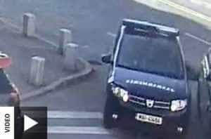 Un echipaj al Jandarmeriei a zgâriat intenționat mașina unui șofer, pentru că a „parcat pe avarii”! 1 jandarmi - Un echipaj al Jandarmeriei a zgâriat intenționat mașina unui șofer, pentru că a „parcat pe avarii”!