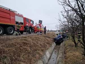 ACUM! Mașină răsturnată în șanț în Argeș! 1 accidentt - ACUM! Mașină răsturnată în șanț în Argeș!