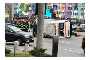 Accident grav! O ambulanță cu pacient s-a răsturnat după ce o mașină a intrat în ea 1 accident ambulanta
