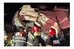 Untitled Project 14 - Tragedie pe un drum național! Un TIR încărcat cu lichid polimeric s-a răsturnat iar șoferul a murit!