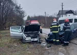 accident poiana lacului - Impact puternic între două mașini! 3 bărbați au ajuns la spital