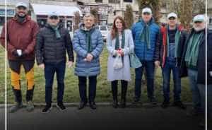 Adrian Miutescu a impartit de 1 martie4 - ”Am marcat împreună prima zi a primăverii oferindu-le doamnelor și domnișoarelor din orașul regal un simbol al prețuirii noastre”