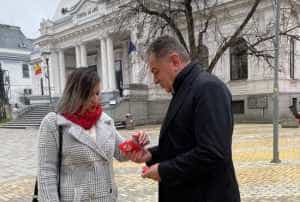Piața Primăriei din Pitești. Mărțișoare în dar pentru doamne și domnișoare! 7 Sursă foto: Facebook Primăria MUnicipiului Pitesti