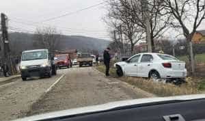 accident maracineni - Accident cu două mașini! Intervin pompierii