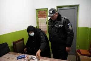 barbat deghizat maicuta prins bani trecatori 820883 - Un bărbat s-a deghizat în măicuță pentru a cerși!