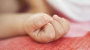 baby hand planned parenthood pro life pro choice 49984400 - Monstru cu chip de om! A născut în toaleta unui centru comercial, apoi și-a aruncat bebelușul în parcare