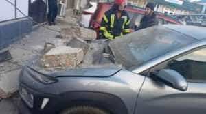 masina distrusa - Două mașini și un magazin – distruse de faţada unui bloc care s-a prăbuşit peste ele