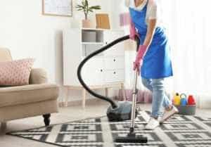 femeie curatenie - O femeie a fost despăgubită cu 200.000 de euro după divorț! S-a ocupat exclusiv de casă în timpul căsătoriei