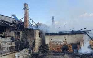 ARGEȘ: Incendiu izbucnit la o casă și o anexă! Două victime au avut nevoie de ajutor 1 incendiu - ARGEȘ: Incendiu izbucnit la o casă și o anexă! Două victime au avut nevoie de ajutor