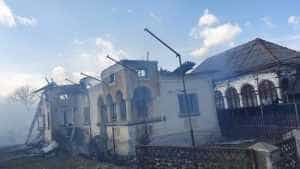 incendiu casa - ARGEȘ: Incendiu izbucnit la o casă și o anexă! Două victime au avut nevoie de ajutor