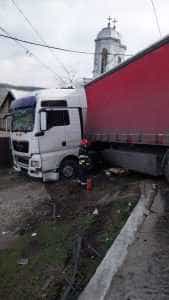 tir - (VIDEO) Argeș: Accident rutier între un TIR și o mașină! Două victime au fost monitorizate