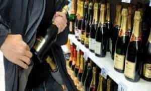 furt magazin alcool e1678369383250 - „Setea” l-a împins la furt pe un argeșean! A pus mâna pe mai multe sticle de băutură dintr-un magazin