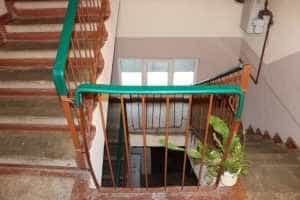 balustrada 1 - Șocant! S-a aruncat de la etajul 4 printre balustradele scării!