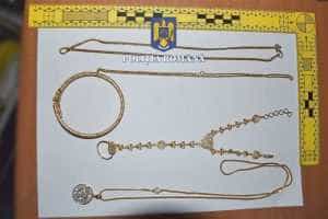 BIJUTERII AMANET AUR METAL - ARGEȘ: Reținuți după ce au încercat să amaneteze bijuterii din metal, spunând că este aur