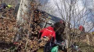 accident bihor - Mașină răsturnată într-o râpă! Trei persoane, printre care și o fetiță de 9 ani, rănite