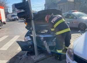 Mașină intrată într-un semafor, în Pitești! Un bărbat este rănit 1 accident pitesti teilor - Mașină intrată într-un semafor, în Pitești! Un bărbat este rănit