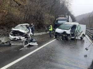 Familie din Argeș, băgată în spital de un șofer care a intrat pe contrasens! Printre victime- o fetiță de 2 ani 7 accident dn 7 boita - Familie din Argeș, băgată în spital de un șofer care a intrat pe contrasens! Printre victime- o fetiță de 2 ani