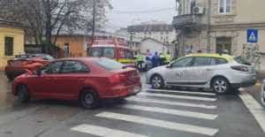 accident pieton pitesti - (VIDEO) Femeie lovită de o mașină, în Pitești!