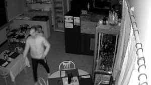 hot camere filmat magazin furt - Un hoț a spart același magazin de 9 ori în șase luni! "Mai bine îi las cheile"