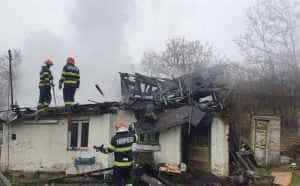 Argeș: O femeie a fost salvată dintr-un incendiu de un vecin 8 incendiu casa - Argeș: O femeie a fost salvată dintr-un incendiu de un vecin