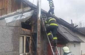 incendiu pompieri casa2 - Incendiu la o casă din Davidești! Pompierii au intervenit de urgență