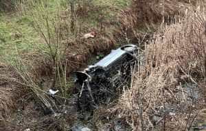 accident e574 - Un piteștean de 23 de ani a plonjat cu mașina într-un râu! Este în stare gravă