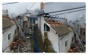 (VIDEO) Fetiță de 2 ani- salvată de pompieri! Casa în care se afla era inundată de fum, în urma unui incendiu violent 1 incendiu valea mare pravat - (VIDEO) Fetiță de 2 ani- salvată de pompieri! Casa în care se afla era inundată de fum, în urma unui incendiu violent