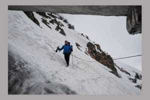 Turist speriat - ajutat de salvatorii montani de la Cota 2000 Transfăgărășan 2 salvamont arges turist