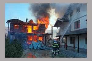 (VIDEO) Incendiu puternic! Două locuințe în flăcări în comuna Mihăești! 1 incendiu casa arges