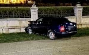 sofer parlament masina - A intrat cu mașina în gardul Parlamentului