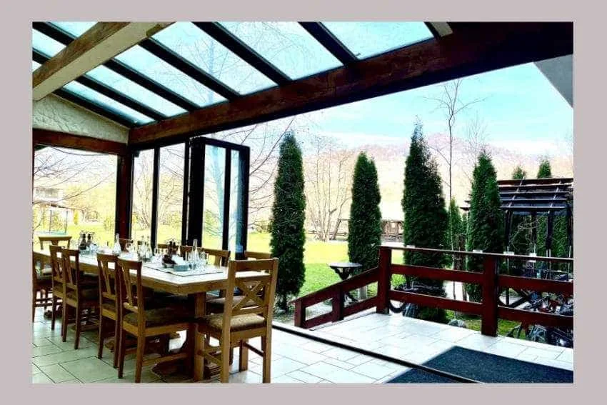 Complexul turistic “Casa Lăzăroiu”: Ospitalitatea este îndeletnicirea noastră” 6 Casa Lăzăroiu