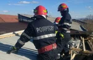 acoperis luat de vant stiri 4 e1649427881659 - Vântul a luat tabla de pe acoperișul unui bloc din Câmpulung!