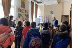 Copiii de la Școala Gimnazială ”Ion Pillat”, în vizită la Primăria Pitești! 1 Sursă foto: Facebook Primaria Municipiului Pitesti