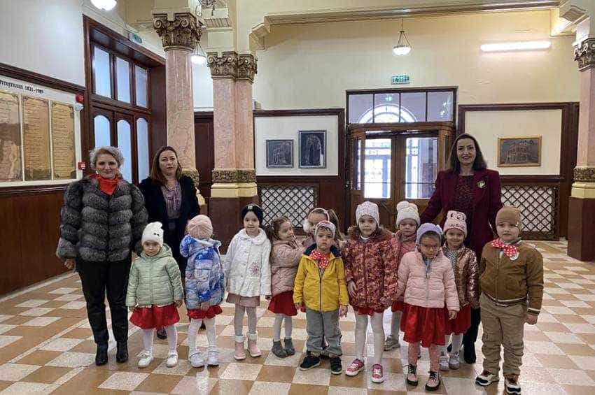 copiii la primarie Sursă foto: Facebook Primaria Municipiului Pitesti